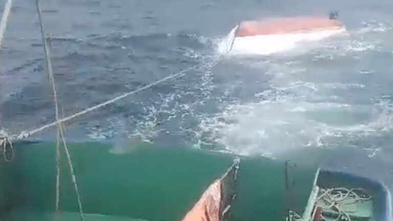 Rescatan a pescadores de Mariquina tras volcamiento de embarcación: uno continúa desaparecido.